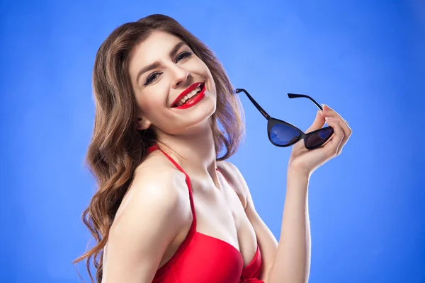 Lächeln Brünette mit Sonnenbrille in der Hand — Stockfoto