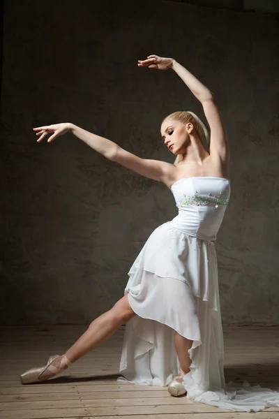 Prachtige ballerina dansen in witte jurk — Stockfoto