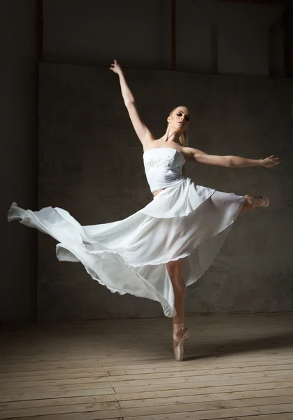 Frumoasă dansatoare de balet în costum alb cu fustă fluturând dansând — Fotografie, imagine de stoc