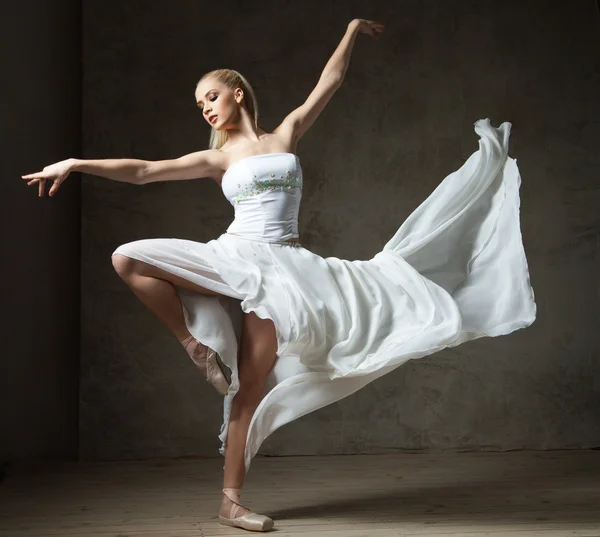Schöne Balletttänzerin im weißen Kostüm mit wehendem Rocktanz — Stockfoto