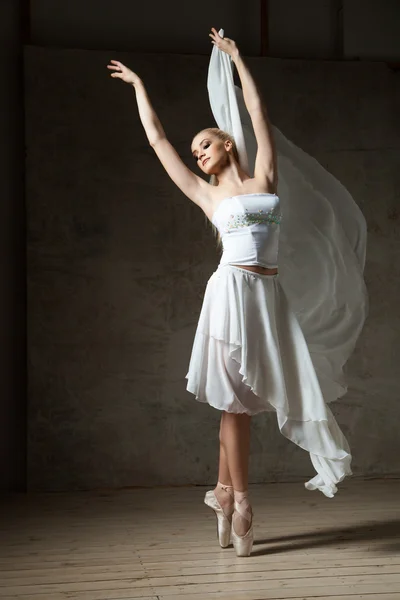 Élégante ballerine dansant en costume blanc et chaussures de ballet — Photo