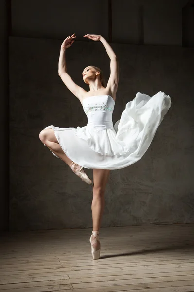 Belle ballerine dansant en robe blanche — Photo