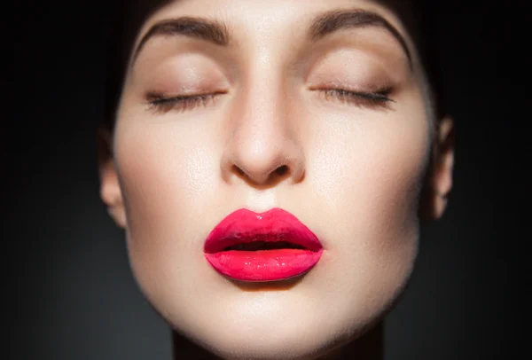 Nahaufnahme eines sinnlichen Models mit rosa Lippen und geschlossenen Augen — Stockfoto