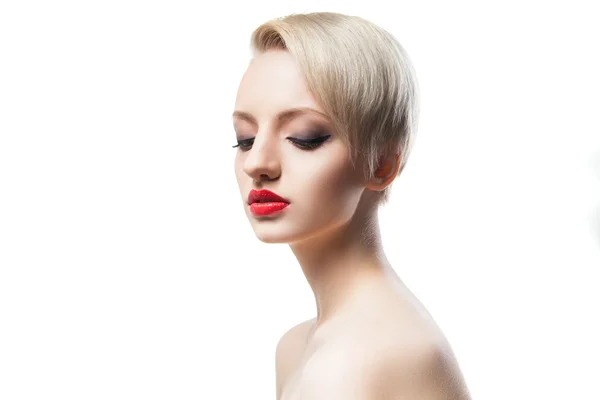 Modelo jovem bonita com cabelo curto loiro e lábios vermelhos — Fotografia de Stock
