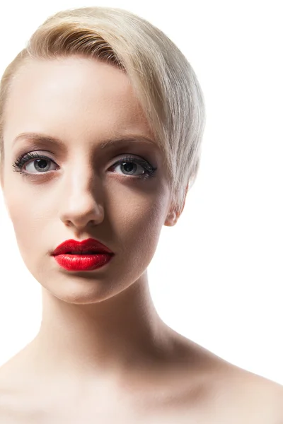 Cabeza de modelo hermosa con labios rojos y pelo corto rubio — Foto de Stock