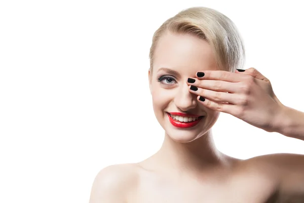 Portrét veselá blondýna model pokrytí oka pěstěných rukou — Stock fotografie