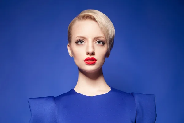 Jolie mannequin blonde avec coiffure de mode sur fond bleu — Photo