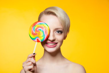 Lollipop göz kapsayan ile neşeli sarışın