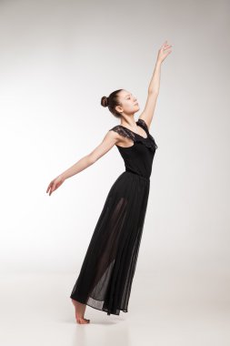 Siyah elbise şeffaf dans giyen genç balet