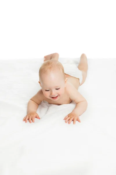 Adorabile bambino seduto su sfondo bianco — Foto Stock