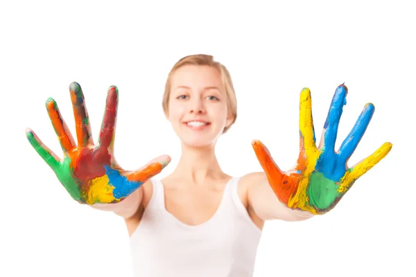 Kobieta wygląda na dłonie malowane w kolorowe farby — Zdjęcie stockowe