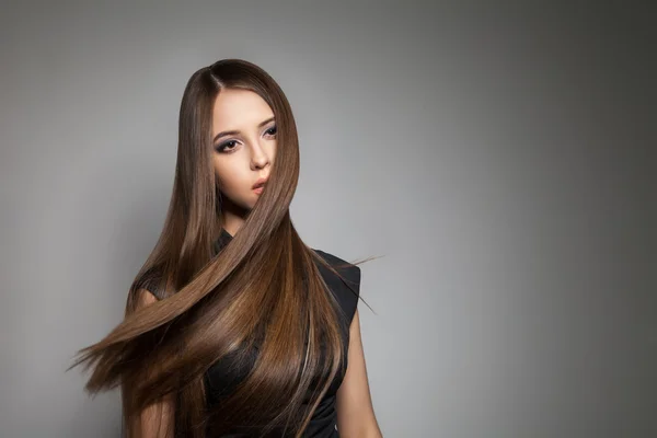 Morena modelo com cabelo brilhante voando para longe — Fotografia de Stock