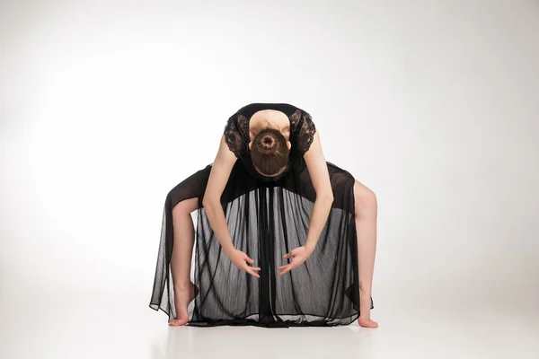 Joven bailarina de ballet vestida de negro transparente bailando — Foto de Stock