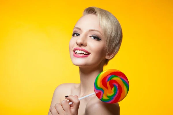 Studio shot van glimlachen blondie ith kleurrijke lollipop — Stockfoto