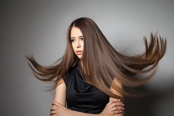 Modelo bonito com cabelo voador liso — Fotografia de Stock