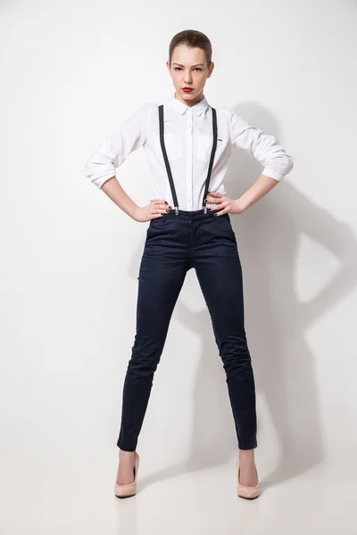 Modelka w czarne spodnie i pozowanie na białej górze — Zdjęcie stockowe