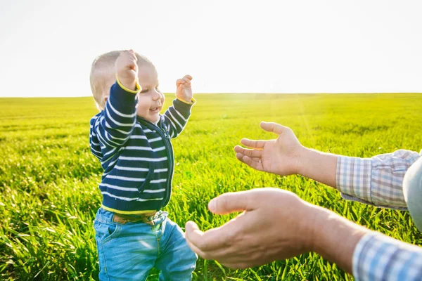 Padre che dà una mano al bambino che fa i suoi primi passi — Foto Stock