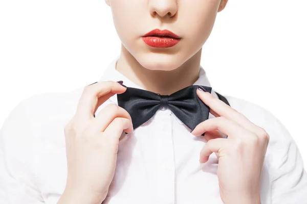 Közelről a fehér ing és a csokornyakkendő, a vörös rúzs, fiatal nő portréja — Stock Fotó