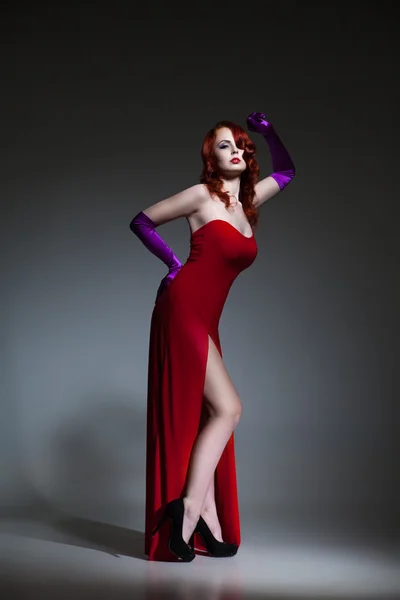 赤のエレガントなドレスを着た女性 — ストック写真