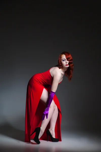 Mujer vestida de rojo elegante vestido — Foto de Stock