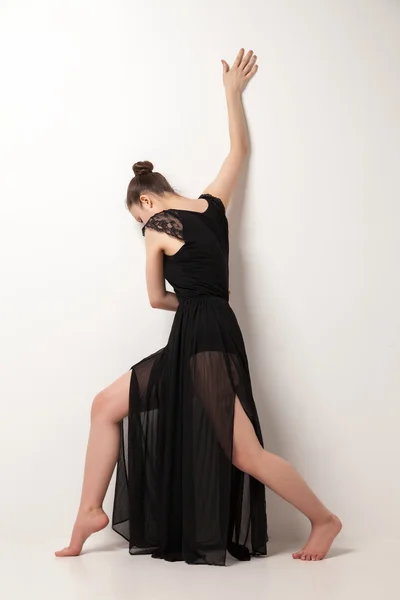 Giovane ballerina che indossa un abito nero trasparente danza — Foto Stock