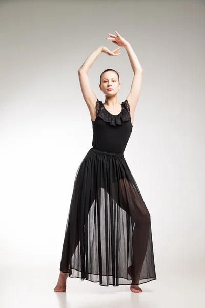 Joven bailarina de ballet vestida de negro transparente bailando —  Fotos de Stock