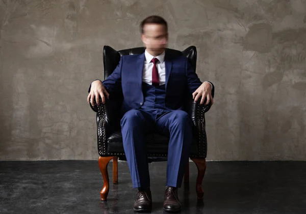 Empresario con personalidad dividida sentado en sillón — Foto de Stock