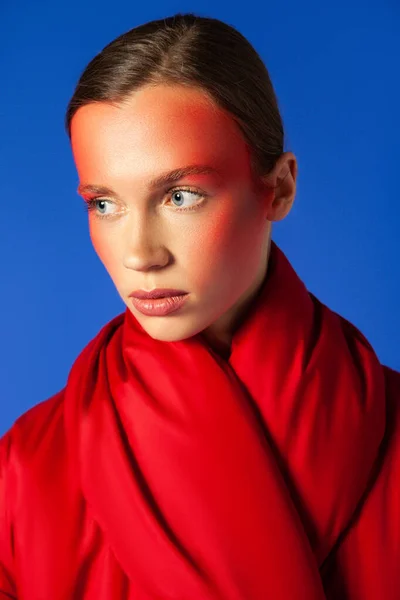 Modelo joven con maquillaje creativo sobre fondo azul — Foto de Stock