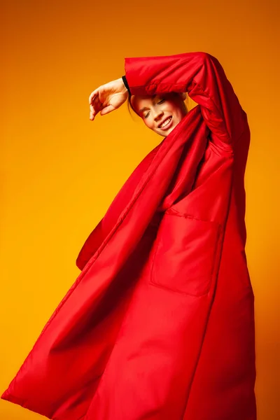 Жіноча модель в мішкуватому пальто і танцях — стокове фото