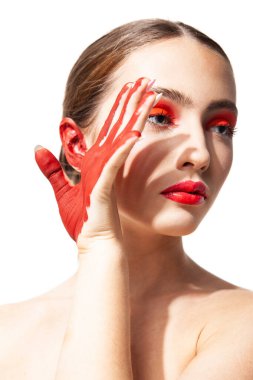 Kırmızı makyajlı ve boyalı eli olan kadın.
