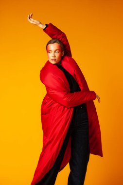 Poşetli ceketli ve dans eden kadın manken.