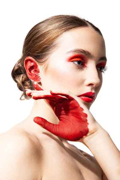 Женщина с красным макияжем и раскрашенной рукой — стоковое фото