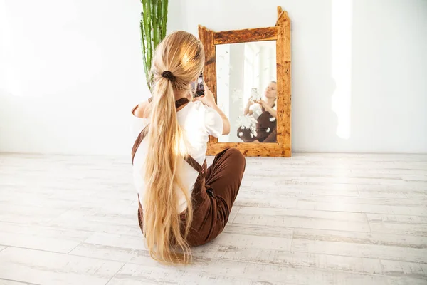 Jeune femme prenant selfie devant le miroir — Photo