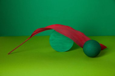 Geometrik figürler ve yeşil arkaplana karşı nazik yaprak bileşimi