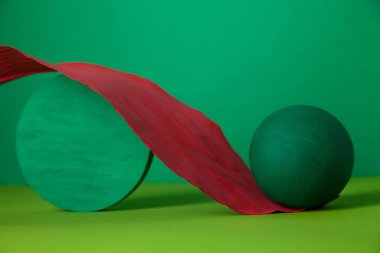 Geometrik figürler ve yeşil arkaplana karşı nazik yaprak bileşimi