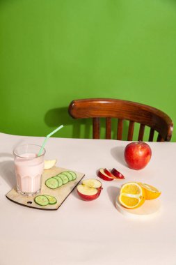 Stüdyoda masada sağlıklı meyve suyu ve meyve suyu.