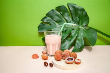 Pembe masada taze meyve suyu ve likör.