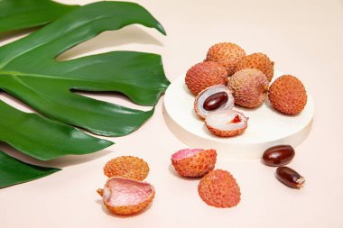 Stüdyoda pembe masada taze liçi.