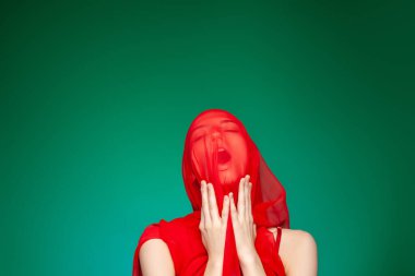 Yüzünde kırmızı bez olan acı çeken bir kadın.