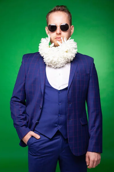 Elegante hombre de traje con flores en barba —  Fotos de Stock