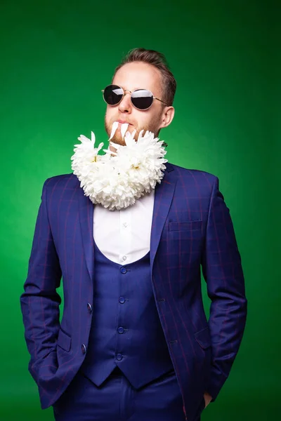 Elegante hombre de traje y con flores en el cuello —  Fotos de Stock