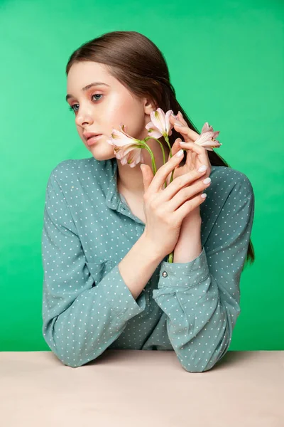 Mujer joven con flores en mangas de blusa —  Fotos de Stock