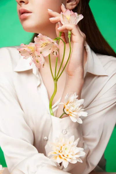 Mujer joven con flores en mangas de blusa — Foto de Stock