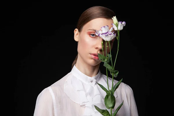 Elegante modelo femenino joven con flores delicadas —  Fotos de Stock