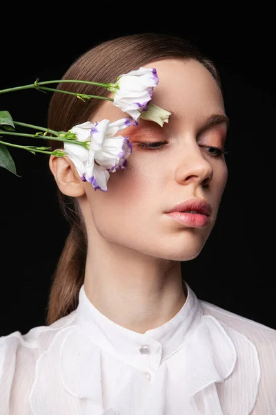 Elegante modelo femenino joven con flores delicadas — Foto de Stock