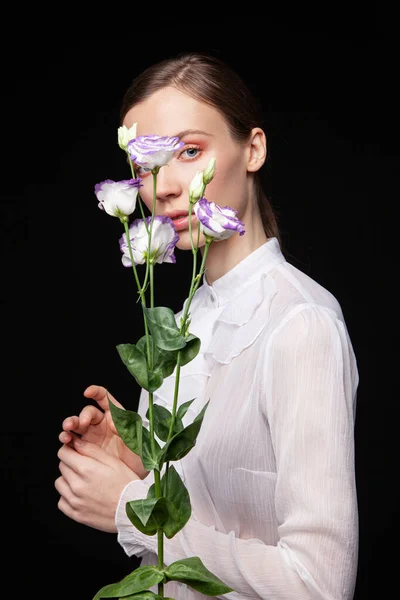 Elegante modelo femenino joven con flores delicadas —  Fotos de Stock