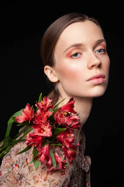 Elegante modelo femenino joven con flores delicadas —  Fotos de Stock