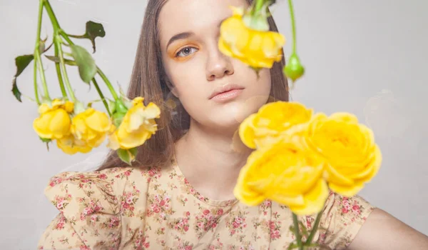 Modelo feminino atrás caixa de vidro com flores — Fotografia de Stock