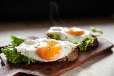 Kızarmış yumurta ve marullu taze tost.