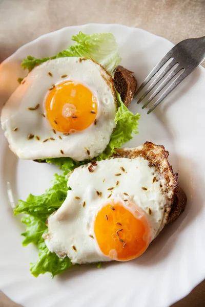 Torradas frescas com ovos fritos e alface — Fotografia de Stock